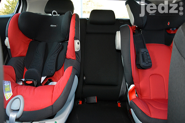 BEZPIECZEŃSTWO DZIECI | Trzecie dziecko na kanapie - Mazda 3 hatchback